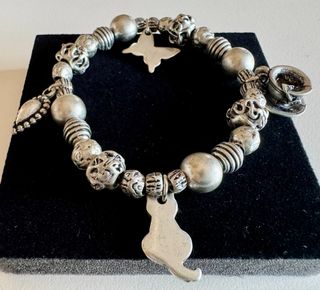 Bracciale con ciondoli a forma di gatto e farfalla