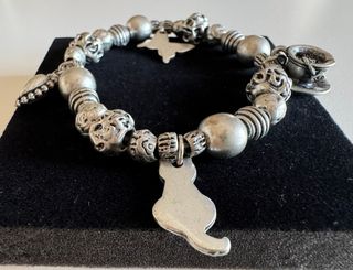 Bracciale con ciondoli a forma di gatto e farfalla