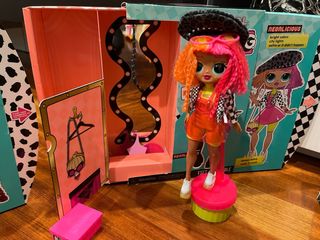 Muñeca LOL Surprise OMG Neonlicious