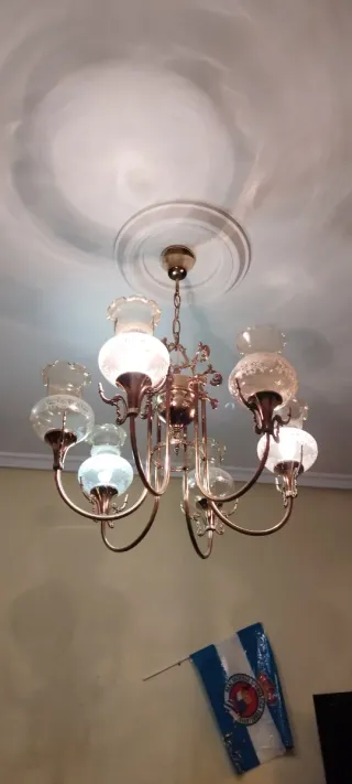 Lámpara de araña dorada de cristal