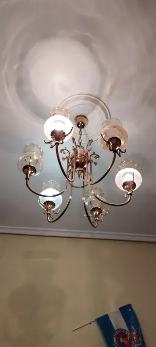 Lámpara de araña dorada de cristal