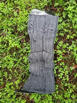 Guantes y calentadores grises tejidos