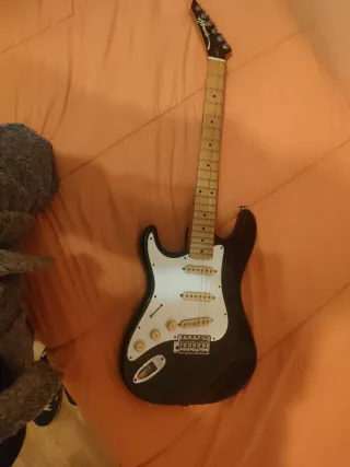Guitarra hondo de los 90 zurdo