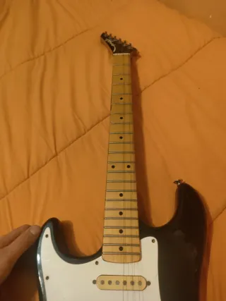 Guitarra hondo de los 90 zurdo