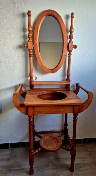 Tocador de madera con espejo ovalado