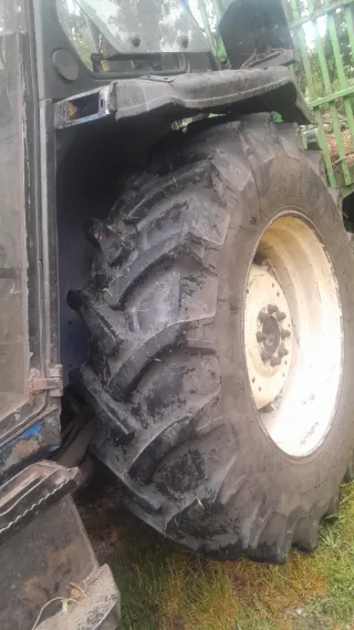 Tractor Fiat 110-90 con grúa Toimil y remolque