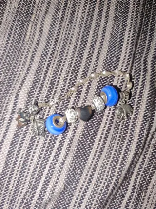 Pulsera con dijes de elefante y cuentas azules