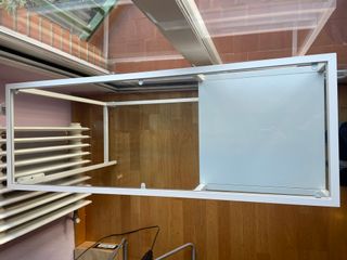 Tavolo da scrivania in vetro e metallo bianco