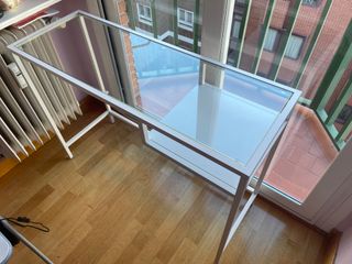 Tavolo da scrivania in vetro e metallo bianco