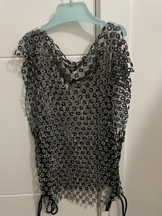 Top festivalero negro con flores plateadas