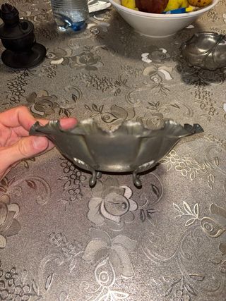 Centrotavola in peltro con bordo ondulato