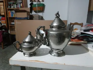 Tetera, azucarera y 6 tazas con sus platitos,