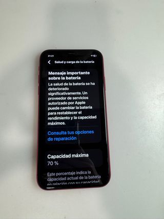 iPhone 11 Rojo con auriculares
