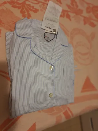 Pijama a rayas con etiqueta