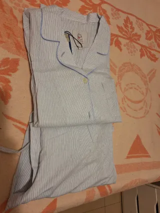 Pijama a rayas con etiqueta