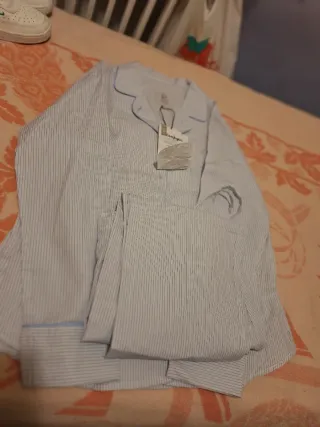 Pijama a rayas con etiqueta