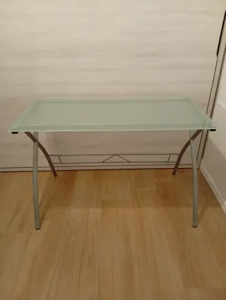 Escritorio de cristal y metal