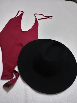 Sombrero negro y body tanga burdeos