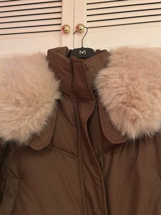Chaqueta acolchada marrón con cuello de pelo