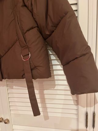 Chaqueta acolchada marrón con cuello de pelo