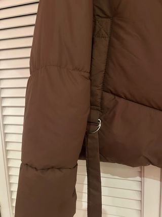 Chaqueta acolchada marrón con cuello de pelo