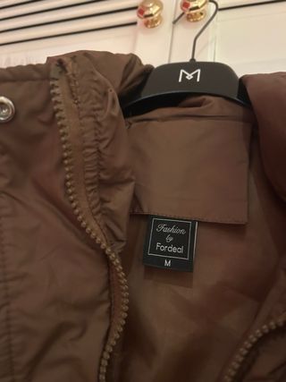 Chaqueta acolchada marrón con cuello de pelo