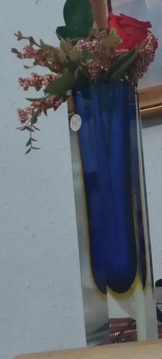 Jarrón de cristal azul alto