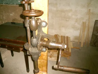 Taladro de herrero antiguo manual a manivela.