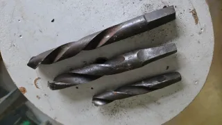 Taladro de herrero antiguo manual a manivela.