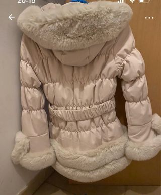 Abrigo beige con detalles de pelo