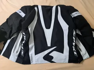 Chaqueta motera blanca y negra