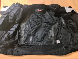 Chaqueta motera blanca y negra