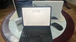 iPad 11 Pro M2 + Magic Keyboard y Mouse