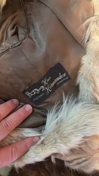 Abrigo de piel beige y marrón