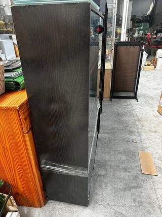 Mueble expositor cristal y metal negro