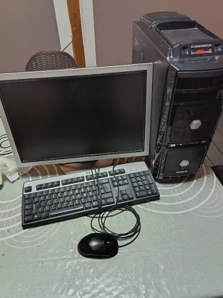 Ordenador Gigabyte con pantalla y teclado