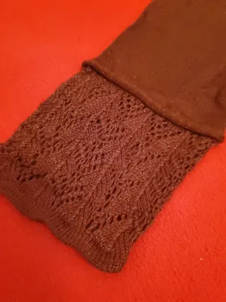 Top marrón con mangas crochet