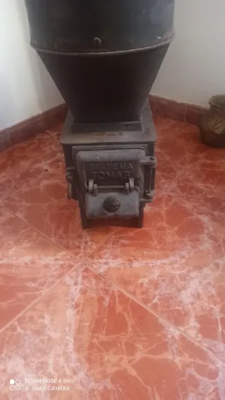 Estufa de  cáscara almendra . En hierro fundido.