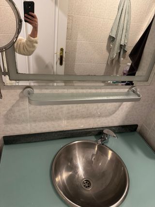 Mueble de baño con lavabo y espejo