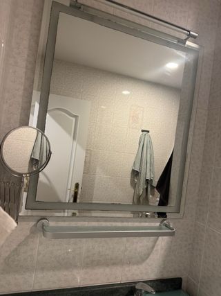 Mueble de baño con lavabo y espejo