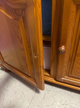 Armario de madera con puertas y cajones