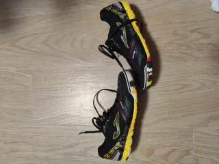 Zapatillas Joma Mundial Negras y Rojas