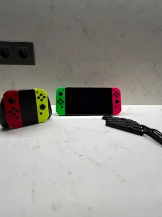 Nintendo Switch con 4 mandos y base