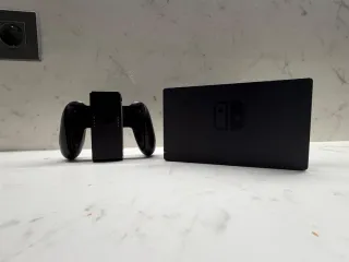 Nintendo Switch con 4 mandos y base