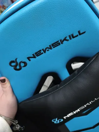 Silla Gaming Newskill Azul, blanca y Negra