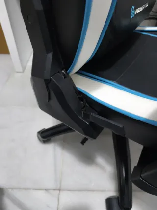 Silla Gaming Newskill Azul, blanca y Negra