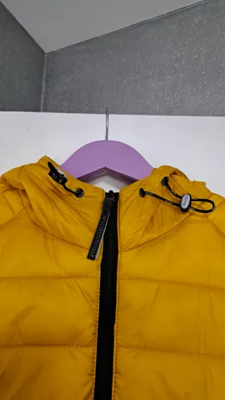 Chaqueta acolchada amarilla con capucha