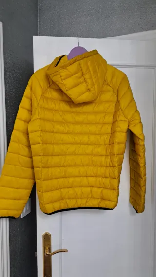 Chaqueta acolchada amarilla con capucha