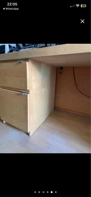 Scrivania in legno con cassetti