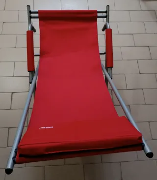 Hamaca mecedora plegable roja.